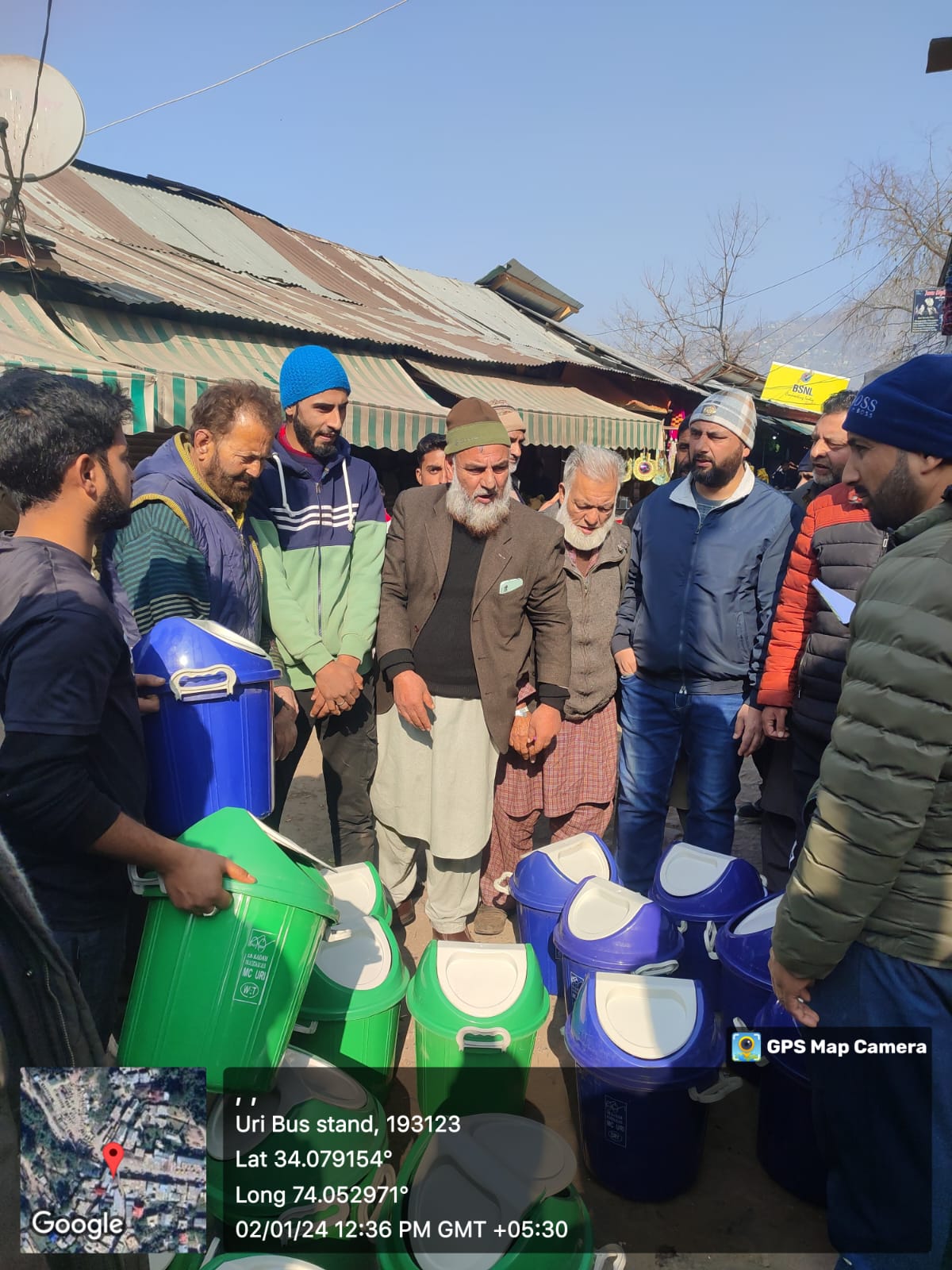 Municipal commetiee and beopar mandal uri distributes dustbin to the  shopkeepers of uri market