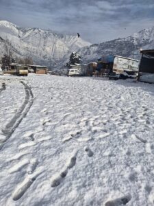 Snowfall In Kashmir, Some Parts Accumulate Over 1-ft; MeT Forecasts More*