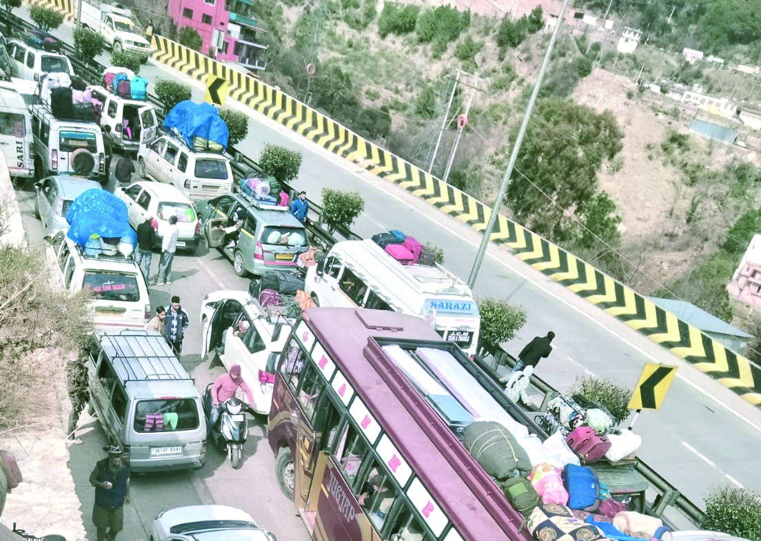 Srinagar-Jammu National Highway witnesses traffic congestion One-way traffic for Jammu today